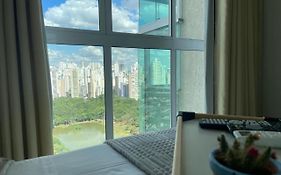 Moderno Flat com vista para o Parque Vaca Brava